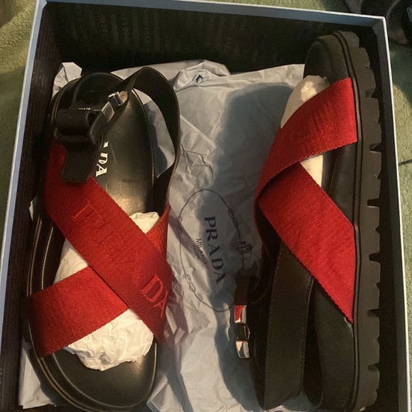 Fairly New Worn once , brought the wrong size , Criss-cross Logo Flat Sandal - Picture 2 of 5